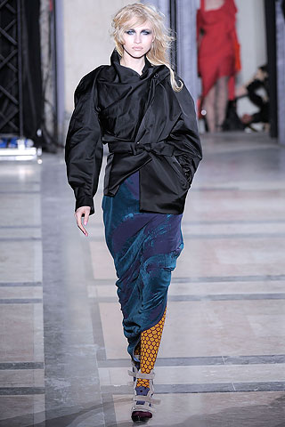 Chaqueta negra con volumen falda azul tornasolado Vivienne Westwood